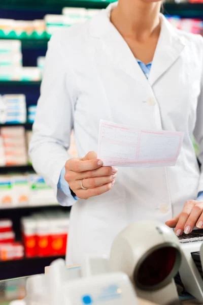 Farmacéutica Femenina Farmacia Pie Cajero Que Está Sosteniendo Deslizamiento Prescripción —  Fotos de Stock