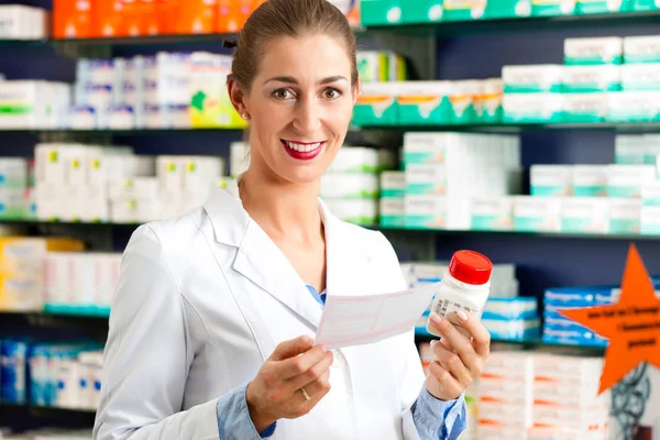 Farmacêutica Feminina Farmácia Com Produtos Farmacêuticos Deslizamento Prescrição — Fotografia de Stock