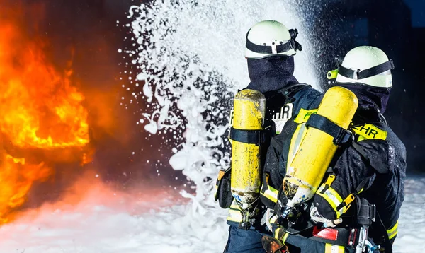 Bombeiros Bombeiros Extinguindo Grande Incêndio Eles Estão Com Desgaste Protetor — Fotografia de Stock