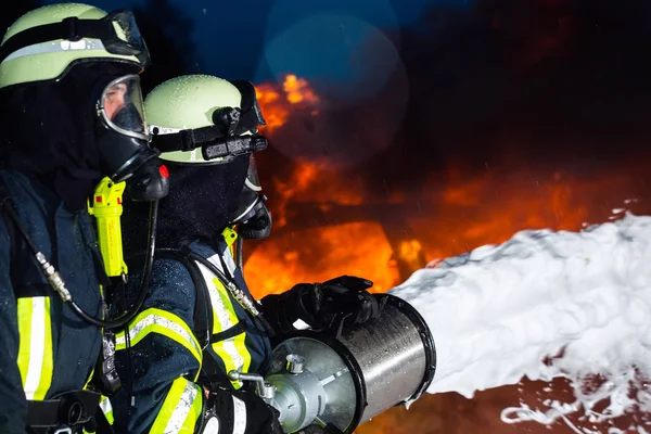 Bombeiros Bombeiros Extinguindo Grande Incêndio Eles Estão Com Desgaste Protetor — Fotografia de Stock