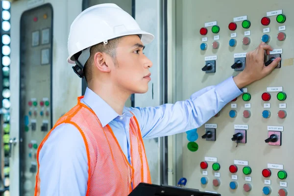 Técnico Electricista Asiático Indonesio Que Realiza Pruebas Función Panel Conmutador — Foto de Stock