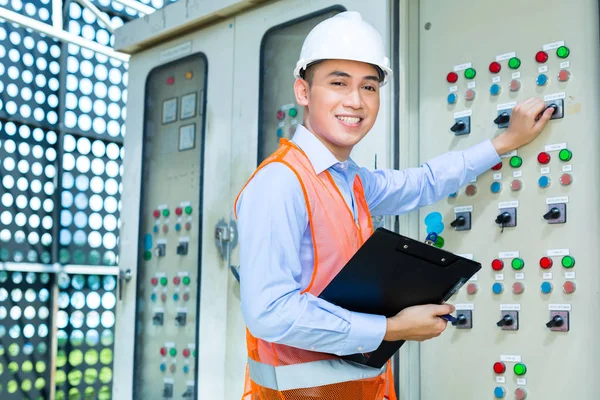 Técnico Electricista Asiático Indonesio Que Realiza Pruebas Función Panel Conmutador — Foto de Stock