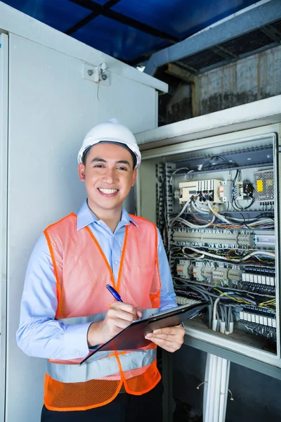 Técnico Electricista Asiático Indonesio Que Hace Prueba Función Caja Del — Foto de Stock