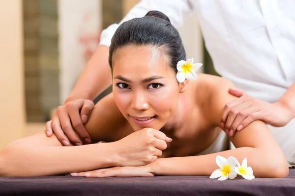 Indonesische Aziatische Vrouw Wellness Schoonheid Dag Spa Met Massage Met — Stockfoto