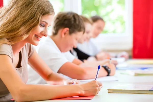 Schüler Oder Schüler Einer Schulklasse Die Klassenzimmer Eine Prüfung Schreiben — Stockfoto