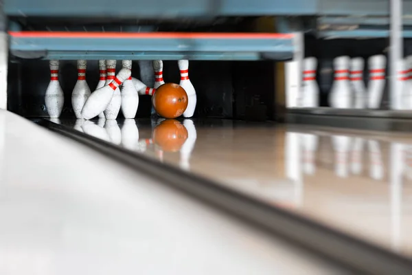 Bowling Kugel Trifft Den Letzten Kegel Auf Einer Bowlingbahn Gibt — Stockfoto