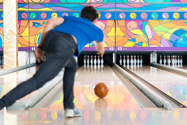 Mladý Muž Kuželně Zábavu Sportovní Muž Který Držel Bowlingové Koule — Stock fotografie