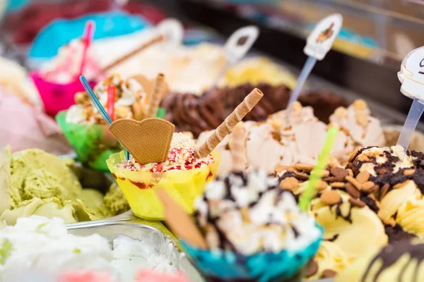 Sokféle Jégkrém Van Egy Fagyizóban Fagylaltkelyhekhez Tobozokhoz — Stock Fotó