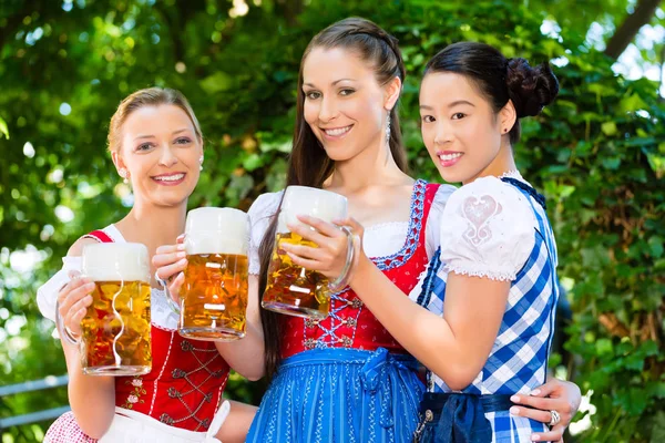 Nel Giardino Della Birra Amiche Tracht Dirndl Baviera Germania — Foto Stock