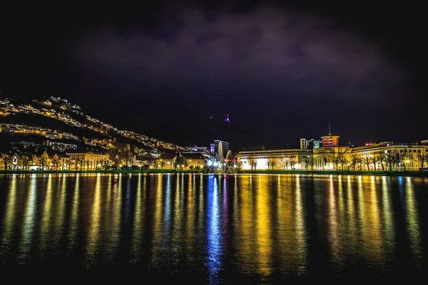 Una Vista Notturna Sulla Città Bergen Con Bel Riflesso Luce — Foto Stock