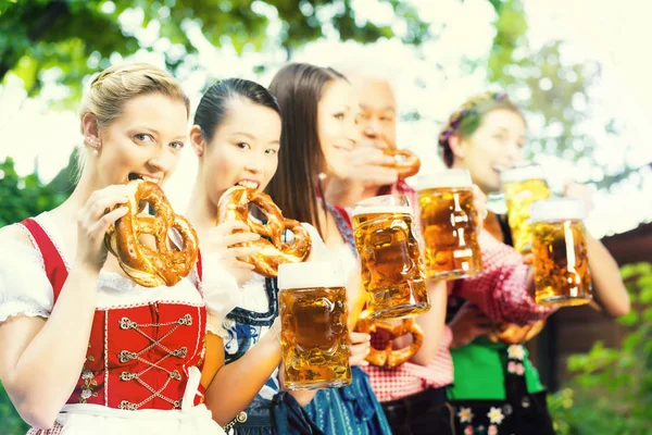 남자와 Tracht Lederhosen 바바리아 독일에에서 신선한 맥주를 마시는 여성에 — 스톡 사진