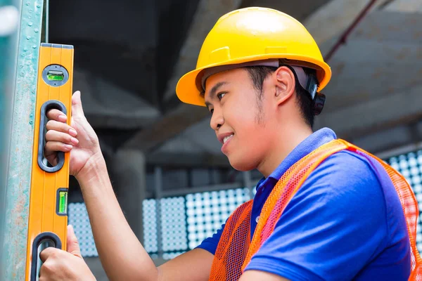 Construtor Indonésio Asiático Artesão Com Hardhat Nível Bolha Controlando Verificando — Fotografia de Stock