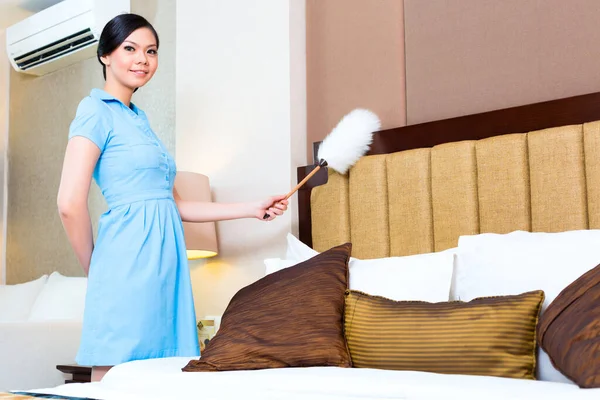 Chambermaid Dusting Asian Hotel Room — Stock Photo, Image