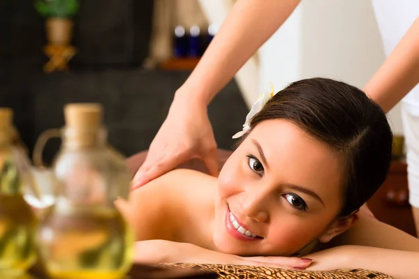 Chinês Mulher Asiática Spa Beleza Bem Estar Tendo Massagem Aromaterapia — Fotografia de Stock