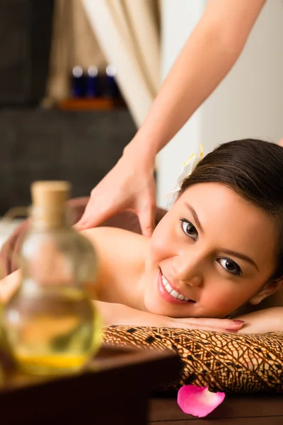 Chinese Asian Woman Wellness Beauty Spa Having Aroma Therapy Massage — Stock Photo, Image