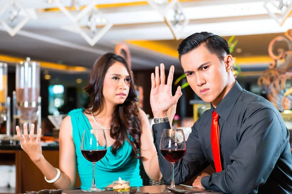 アジアのカップルがレストランでQuarellling — ストック写真