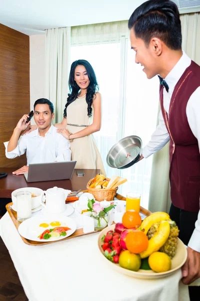 객실에서 식사를 아시아 서비스 웨이터 — 스톡 사진