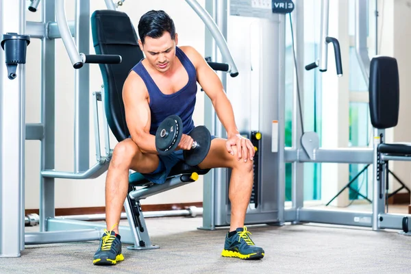 Asiatischer Mann Hebt Handgewicht Fitnessstudio — Stockfoto