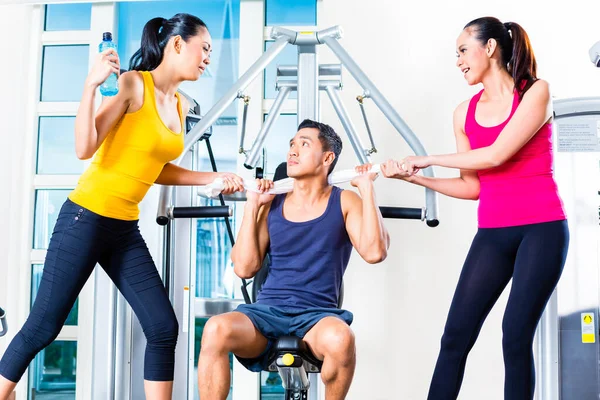 Vrouwen Vechten Man Gym — Stockfoto