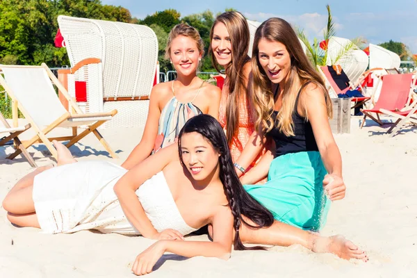Cztery Kobiety Leżącej Piasku Plaży Opalanie Słońcu — Zdjęcie stockowe
