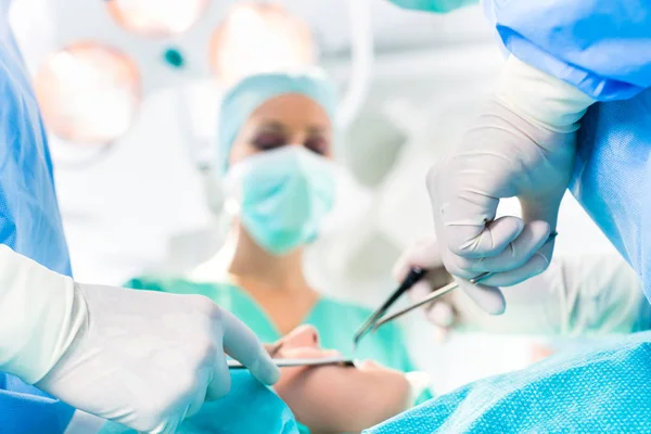 Sjukhus Operationsgrupp Operationssalen Eller Operationsgrupp Klinik Som Opererar Patient Nödsituation — Stockfoto
