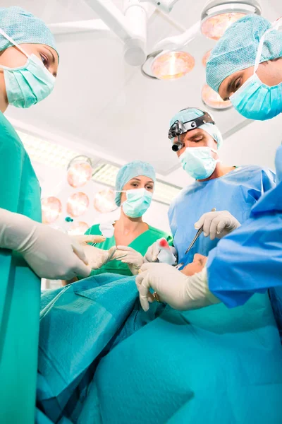 Hospital Equipo Cirugía Quirófano Sala Operaciones Clínica Que Opera Paciente — Foto de Stock