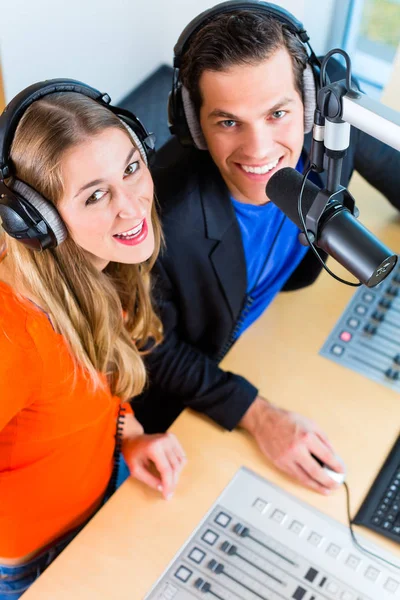 Sunucuları Veya Yöneticiler Erkek Kadın Show Radyo Için Sahipliği Radyo — Stok fotoğraf