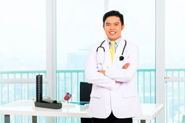 Asiatique Médecin Debout Fier Dans Son Bureau Pratique Médicale — Photo