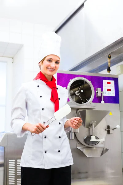 Chef Femenino Preparando Helado Con Máquina Cocina Del Salón Gastronomía —  Fotos de Stock