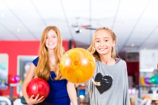 Kinderfreunde Spielen Gemeinsam Bowlingcenter — Stockfoto