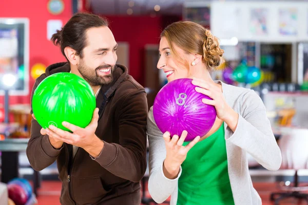 Coppia Felice Giocare Bowling Nel Club — Foto Stock