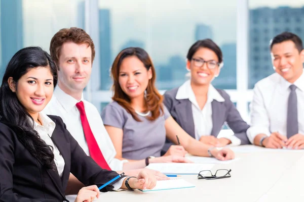 Asian Businesspeople Sitting Table Office — Stock Photo, Image