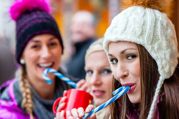 Mulheres Bebendo Vinho Quente Canecas Comendo Paus Doces Mercado Natal — Fotografia de Stock