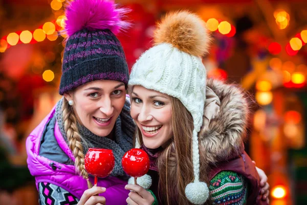 Mulheres Comendo Maçãs Cristalizadas Mercado Natal Alemão — Fotografia de Stock