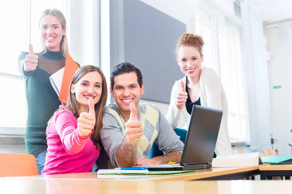 University College Studenter Använder Laptop För Projektet Teamarbete Ger Tummen — Stockfoto