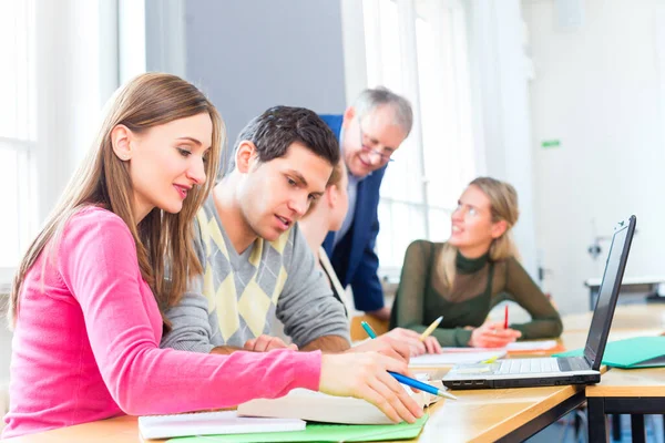 Högskolestudenter Med Professor Seminarium Med Laptop För Projektgruppsarbete — Stockfoto