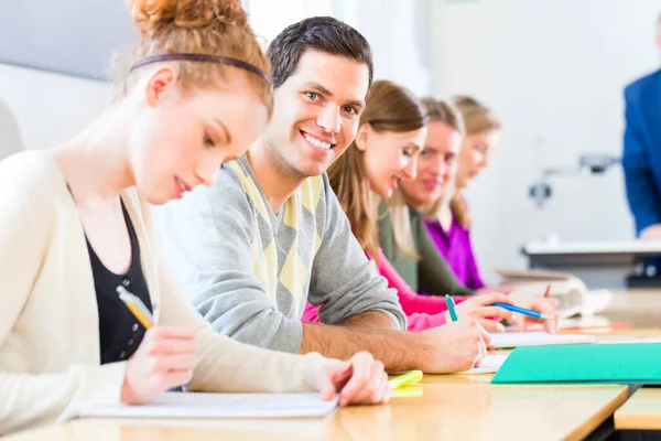 Estudiantes Universitarios Que Tienen Examen — Foto de Stock