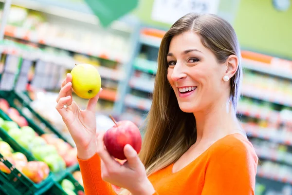 Frau Wählt Beim Einkaufen Supermarkt Äpfel Aus — Stockfoto