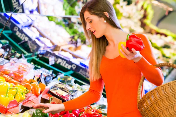 Mulher Selecionando Páprica Enquanto Compras Supermercado — Fotografia de Stock