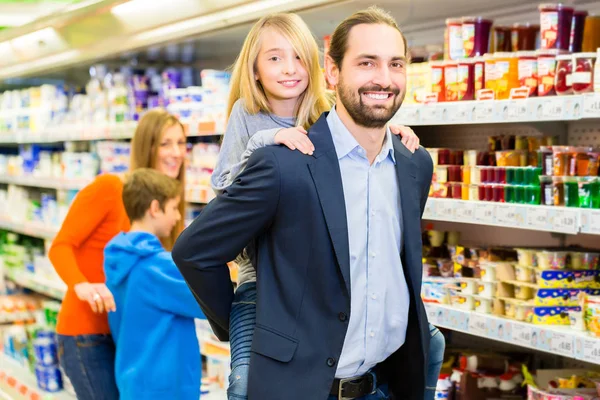 Familie Boodschappen Supermarkt Kopen — Stockfoto