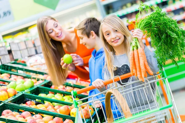 Rodzina Wybiera Owoce Warzywa Podczas Zakupów Supermarkecie — Zdjęcie stockowe