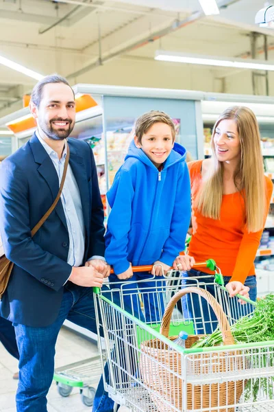 Gezin Met Winkelwagentje Supermarkt — Stockfoto