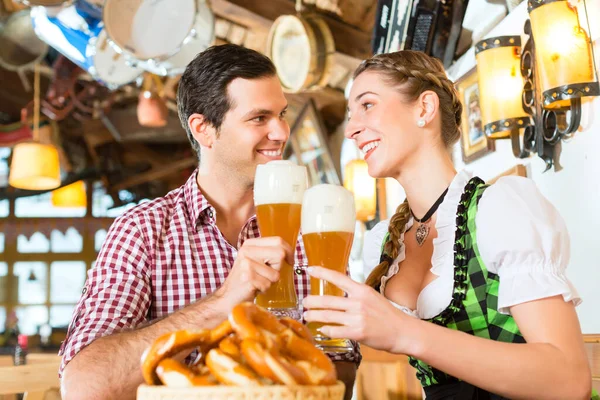 Coppia Che Beve Birra Grano Nel Ristorante Bavarese — Foto Stock