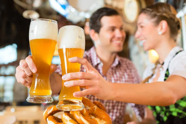 Couple Boire Bière Blé Dans Restaurant Bavarois — Photo