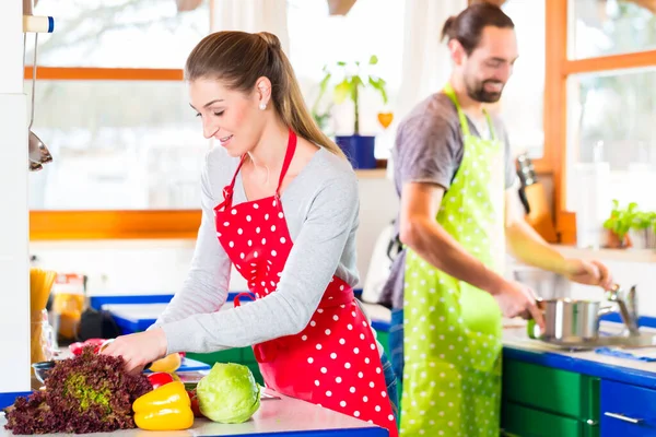 Mężczyzna Kobieta Przygotowanie Zdrowy Posiłek Domowej Kuchni Domu — Zdjęcie stockowe