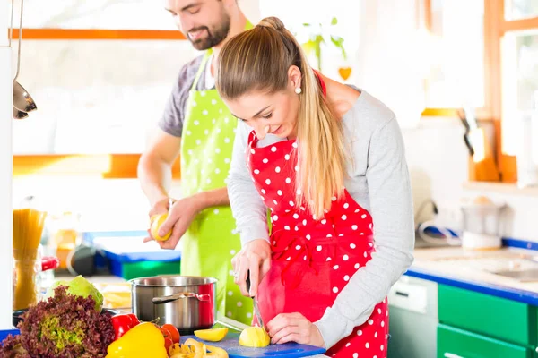 Hombre Mujer Preparando Comida Saludable Cocina Doméstica Casa —  Fotos de Stock