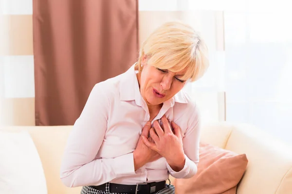 Vecchia Donna Che Tiene Seno Causa Infarto Cardiaco — Foto Stock