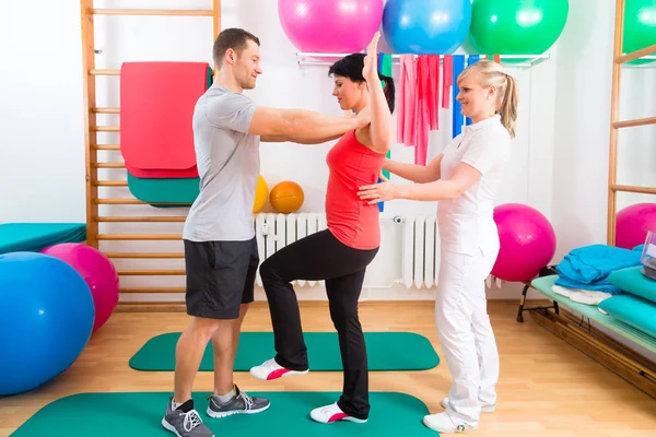 Fizyoterapideki Hastalar Terapistle Fiziksel Egzersiz Yapıyorlar — Stok fotoğraf