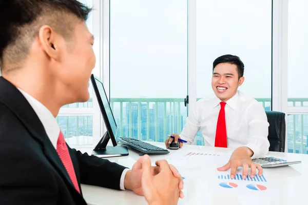 Asiatischer Banker Bietet Kundenfinanzierungen Bankbüro — Stockfoto