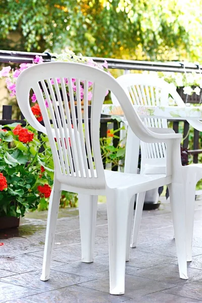 Białe Plastikowe Krzesła Stół Tarasie Ogrodzie — Zdjęcie stockowe